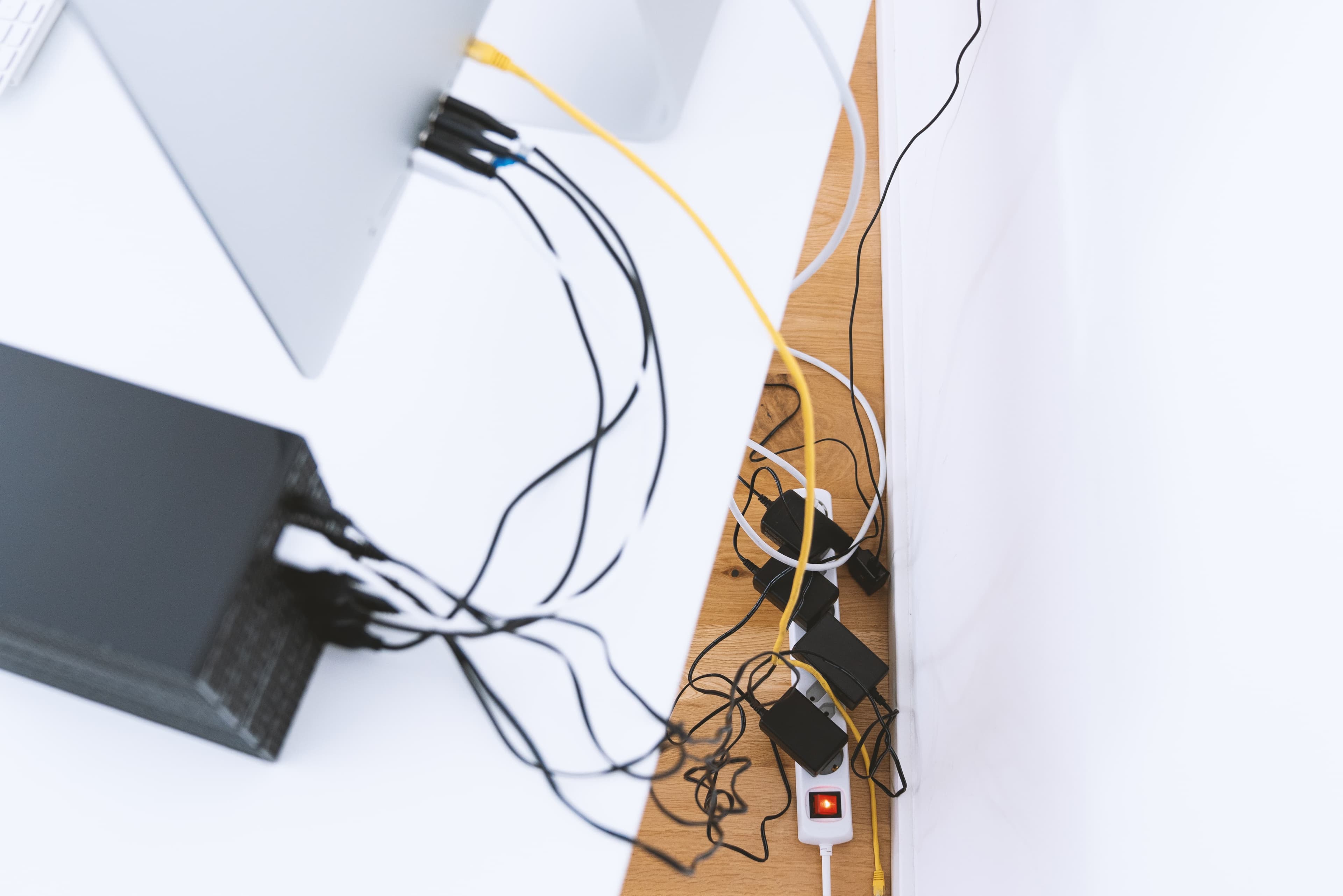 Rodet hjemmekontor med kabler overalt