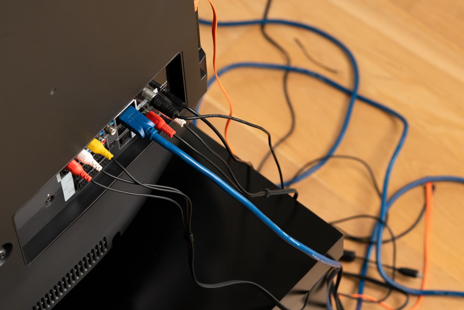 Rodet TV-opstilling med kabler overalt